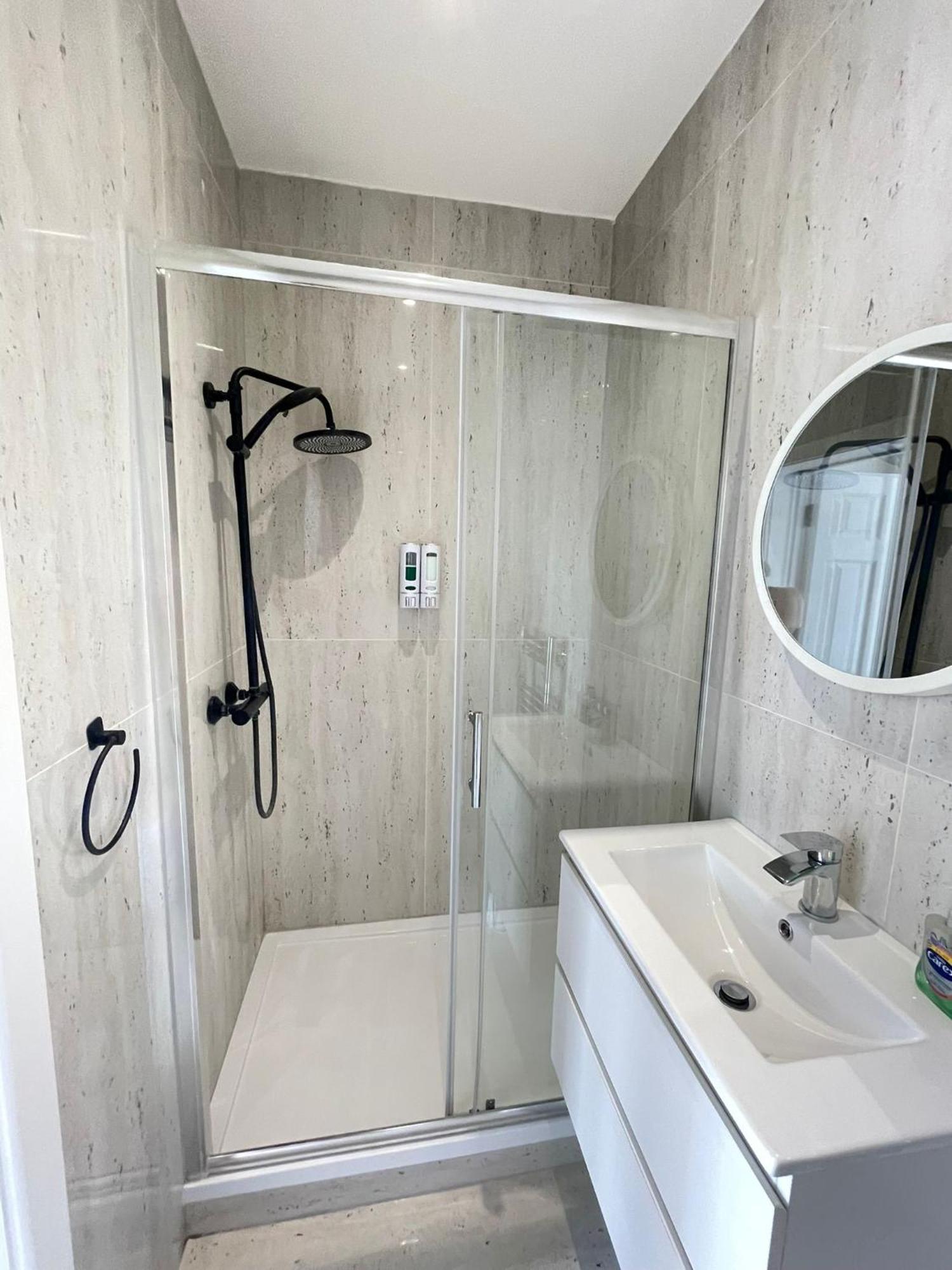 Comfortable Bay Window Stone Private Bathroom Edgware Exterior photo